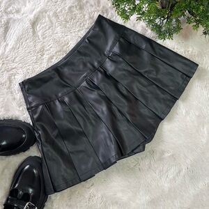 DAZY Women Solid Color Mini Pleated PU Skirt – Faux Leather – Size S
